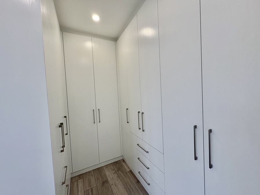 To Let 4 Bedroom Property for Rent in Sandown Western Cape